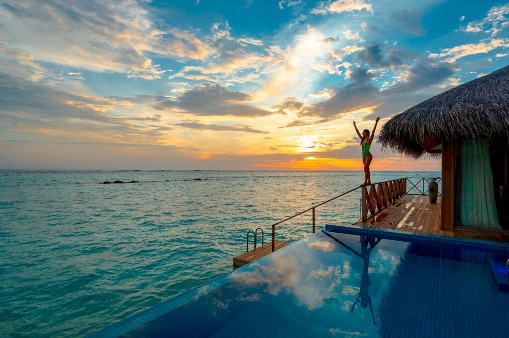 Private infinity pool in a Abu Dhabi holiday villa with ocean view and luxury seating